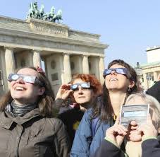 Während in deutschland die sonne nur ein wenig vom neumond verdeckt wird, ist in einem teil grönlands, kanada und im osten sibiriens das ganze ausmaß des spektakels zu sehen. Armafhv Ce8afm