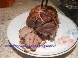Il mattino successivo adagiate il cosciotto in una teglia profonda almeno sei centimetri, cosparsa d'olio. Dalla Terra Alla Panza Coscio Di Capriolo Al Forno