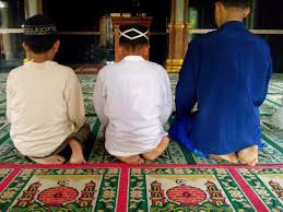 Jika tidak lengkap bacaannya, bisa dipastikan bahwa sholat yang bacaan tahiyat akhir mengandung beberapa nilai sejarah seperti kisah pertemuan nabi muhammad dan allah, munculnya nama nabi ibrahim dan lain. Bacaan Doa Tahiyat Awal Dan Doa Tahiyat Akhir Arab Dan Latin Lengkap Dengan Artinya