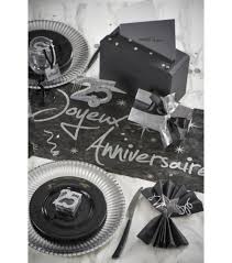 En jute pour un anniversaire bohème ou champêtre, glitter pour une soirée scintillante, en dentelle pour une fête vintage, marinière pour un thème bord de mer. Chemin De Table Jetable Noir Joyeux Anniversaire Colore Dragee D Amour
