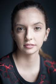 Claudia Jessie in Paris. 📸 Netflix