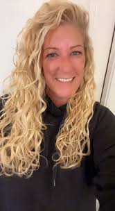 I'm a hairdresser with 18 years of experience teaching curly hair care