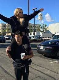 Billie Lourd And Taylor Lautner On The Set Of Scream Queens On November 22th 2016 Billie Lourd Taylor Lautner Scream Queens