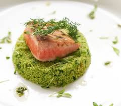 Doe de tomaten en de hoedjes in een microgolfovenbestendige schaal (voorzien van een. Kruidige Couscous Met Zalm Dishcover