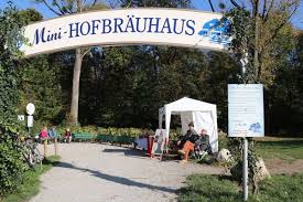 Munchner Kindertafel Kirchweih Gansebraten Im Mini Hofbrauhaus Munchen