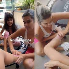 Isabella Santoni Mostra Mae Depilando Sua Perna Celebridades Glamour