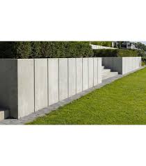 Ils sont formés par une suite de panneaux ils sont posés sur un béton de propreté, épaisse de 15 à 20 cm, coulée en place en avance et ensuite encrée par la coulée de fondation (superficielle. Murs De Soutenement L Sans Faux Joint Central Beton Lisse Gris Largeur 49cm