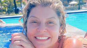 Bárbara Borges impressiona ao posar à beira da piscina: "O tanto que é  linda"