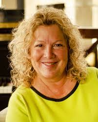 Laura Steeves's Instagram, Twitter & Facebook