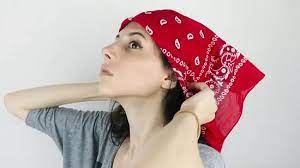Il existe bien des façons de nouer son foulard dans ses cheveux. 4 Manieres De Plier Un Bandana Wikihow