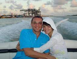 На данный момент её возраст равен тридцати семи годам. Pevica Slava Biografiya Foto Lichnaya Zhizn Ponachalu My S Muzhem Chasto Rashodilis Biografiya Lichnaya Zhizn Znamenitostej Biography Life