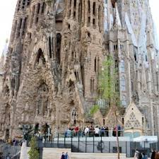 La familia segura es una familia patrocinada por asbanc que da consejos de finanzas personales. Video Asi Escalaron Tres Jovenes La Sagrada Familia Burlando La Seguridad