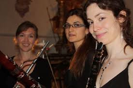 Drei Musikerinnen bieten brillantes Flötenkonzert