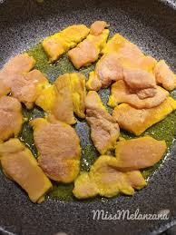 Parece que el pollo tikka es hindú (se cocina de forma tradicional en el tandoor) y que se le añadió la salsa masala para adaptarse al gusto de los británicos que preferían el pollo con salsa. Pollo Alla Curcuma Con Carote Senza Glutine