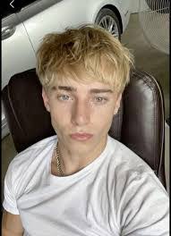 Stephanie Wixom's Instagram, Twitter & Facebook