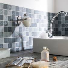 Carrelage de salle de bain en gris sombre et mobilier en bois clair. Carrelage Salle De Bain Nos Modeles Preferes Cote Maison