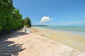 Pantai terpencil ini tidak ramai yang ketahui akan kewujudannya kerana ia tersembunyi dari jalan utama. Pantai Purnama