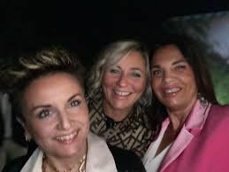 Il nostro Bruno 🐻🤎 inizia l'ispezione della camera! Il Topper è perfetto  , cuscini morbidi, letto grande e comodo. Ora passiamo all'area verde… ma  dopo la nanna 🥱