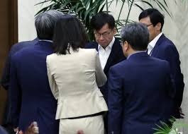비서실 소속 수석비서관은 강기정 정무수석, 윤도한 국민소통수석, 김조원 민정수석, 김거성 시민사회수석, 김외숙 인사수석 등입니다. æ–‡ êµ­ë¯¼ì—­ëŸ‰ ë¯¼ìƒ ê²½ì œë¡œ ëª¨ì•„ë‹¬ë¼