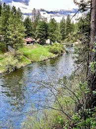 Riverfront Cozy Cabin with spacious hot tub