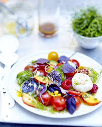 Salade De Tomates Fruits Fleurs Et Burrata Au Basilic Pourpre Pour 6 Personnes Recettes Elle A Table Recette Salade Tomate Idee Repas Soir Salade Variee