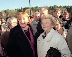 German chancellor angela merkel was spotted visibly unsteady and shaking when she met merkel felt unwell while she greeted zelensky outside the chancellery amid hot weather in berlin. Angela Merkel Mutter Herlind Kasner Gestorben
