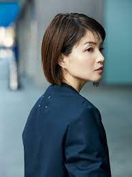 40代髪型 小顔効果大 モードな 耳かけボブ 20選 40代の髪型 ヘアカタログ 大人のおしゃれはヘアスタイルから mi mollet ミモレ 明日の私へ 小さな一歩 髪型 40代 ボブ 髪型