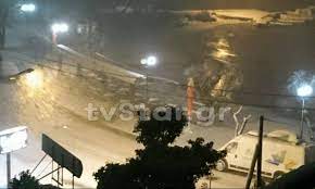 Τι άλλαξε από το πρωί στις μετακινήσεις, το λιανεμπόριο και την καθημερινότητά μας. Kairos Twra Isxyrh Xionoptwsh Sth Xalkida Kleista Ta Sxoleia Sthn Polh Newsbomb Eidhseis News