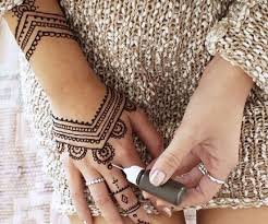 Lo Efimero Y La Variedad De Los Tatuajes De Henna Faciles Henna Facil Tatuajes De Henna Tatuajes De Gena Nakia dawkins nos habla sobre los diferentes tipos de dibujos árabes para tatuajes. tatuajes de henna