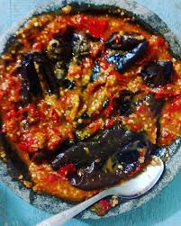 Banyak sekali jenis sambal yang ada di indonesia, seperti; Catatan Anazkia Resep Terong Bakar Sambal Kencur