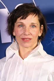 Meret becker is a german voice actress who provided the voices of alice and alicia marcus for the german theatrical dubs of resident evil ; Ponyfrisuren Mit Fransen Fur Dunnes Haar Frisuren Mit Pony Frisuren Ponyfrisuren