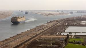 قناة السويس هي ممر مائي اصطناعي ازدواجي المرور في مصر، يبلغ طولها 193 كم وتصل بين البحرين الأبيض المتوسط والأحمر، وتنقسم طولياً إلى قسمين شمال وجنوب البحيرات المرّة، وعرضياً إلى ممرين في أغلب أجزائها لتسمح بعبور السفن في اتجاهين في نفس الوقت بين. Psgjeapnlwgx3m