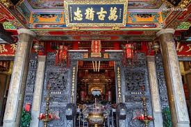 Jun 11, 2021 · 石碇伏虎宮的主神為虎爺公。（圖／石碇伏虎宮授權提供） 伏虎宮的虎爺公原本是迦納地藏庵的虎爺將軍，大約在民國八十年左右，虎爺宮透過降駕在基身之上表達自主創業的想法，但當時廟中有些委員不同意，但在虎爺將軍透過乩身連擲三十六個聖筊，顯現出神威，才有了今日的石碇伏虎宮。 æ¡ƒåœ'é—œè–å¸å›å»Ÿå®‡ æ™®æ¿Ÿå ‚ å¤§æºªè€è¡—çš„ç™¾å¹´å»Ÿå®‡æ¯å¹´é—œå…¬è–èª•é¶å¢ƒå¿…æœè–