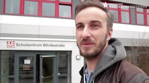 Jan Böhmermann: Der Moderator gibt eine Vertretungsstunde als Lehrer