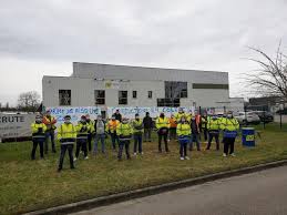 Autres noms pour cette profession : Les Chauffeurs De Tlr Robinet A Oissel En Greve Pour Obtenir Une Meilleure Remuneration