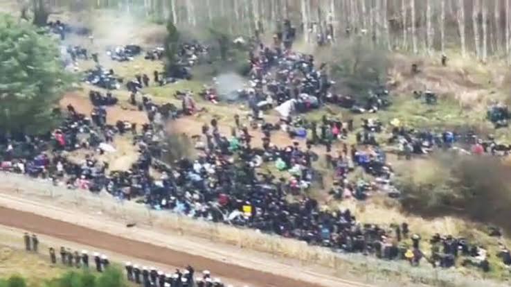 Poland accuses Belarus of trying to cause 'major incident' as hundreds of migrants attempt to cross border | World News | Sky News