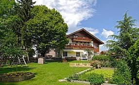 Neben der geschichte des hauses gibt es infos zu zimmern und preisen des kurhauses. Apartments Haus Linde In Kastelruth