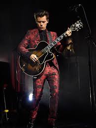 Black and white picture wall black and white wallpaper black and white pictures mac wallpaper macbook wallpaper hippie music harry styles concert harry styles pictures louis and harry. Harry Styles Dedicates Sign Of The Times To Puerto Rico During Show