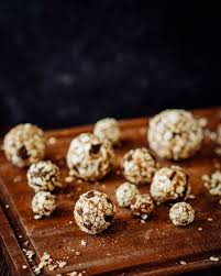 Boules D Energie Sans Cuisson Charlie Cocotte Photographe Culinaire Recette Boules Energie Cocotte Morceaux De Chocolat