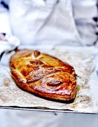 Decouvrez La Preparation De La Recette Bar Souffle Et Feuillete Faites Lever Les Filets Du Bar Par Votre Poissonnier Otez L Alimentation Recette Feuillete