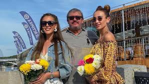 Первые годы жизни бузова росла в съемной комнате коммуналки в кронштадте. Bez Makiyazha I S Kare Sestra Olgi Buzovoj Pokazala Kak Oni Vyglyadeli V Yunosti