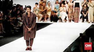 Oscar lawalata , full name oscar septianus lawalata (born in pekanbaru , riau , 1 september 1977, age 36 years) is an indonesian fashion designer. Kisah Hidup Oscar Lawalata Dan Kecintaan Pada Kain Indonesia