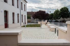 Couvertine En Pierre Reconstituee Aspect Bombe Boucharde Et Cisele Beton Prefabrique Dessus De Muret Pierre Reconstituee