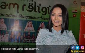 She became well known internationally in 2018 due to the popularity of her song lagi syantik, which has since gained over 500 million views on the popular streaming site youtube. Siti Badriah Bluntly Has Never Been Like That In The Open This Is The Taste Archyde