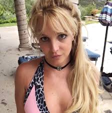 Самые новые твиты от britney spears (@britneyspears): Britney Spears Finally Cut Bangs And It Looks So Good Britney Spears New Hairstyle 2020