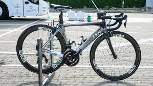 Mark cavendish, 2011 world road race champion is a demon of a sprinter who specialises in the flatter race finishes. Pro Bike Gallery Mark Cavendish S Cervelo S5 And Custom Nike Shoes Velonews Com