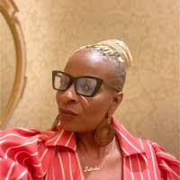 Lakisha Hinton's Instagram, Twitter & Facebook