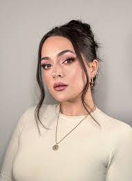 Victoria Seeley's Instagram, Twitter & Facebook