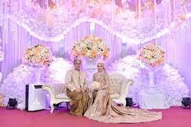 Jan 24, 2019 · sesuaikan gaun pengantin dengan tema pernikahantema pesta kebun atau tema yang berbau santai anda dapat memilih gaun pengantin tea length. Fotografer Pernikahan Wedding Yogyakarta Indonesia Via Pengantin Jawa Hijab Modern Foto Pernikahan