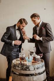 Struktur st10 verleiht dem dekor eine natürliche, rustikale und markante oberfläche. Http Cakeandconfetti Weddings Com Weddings Fineartmeetsquarry Html Hochzeitsanzug Fur Ihn Anzug In Braun Und S Hochzeitsinspirationen Hochzeit Hochzeitswahn